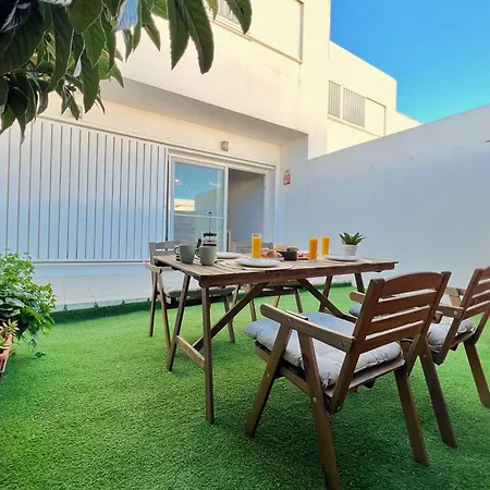 A Levante Conil- Solo Familias Y Parejas *